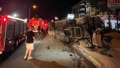 Kuşadası'nda devrilen tur midibüsündeki 3 turist yaralandı