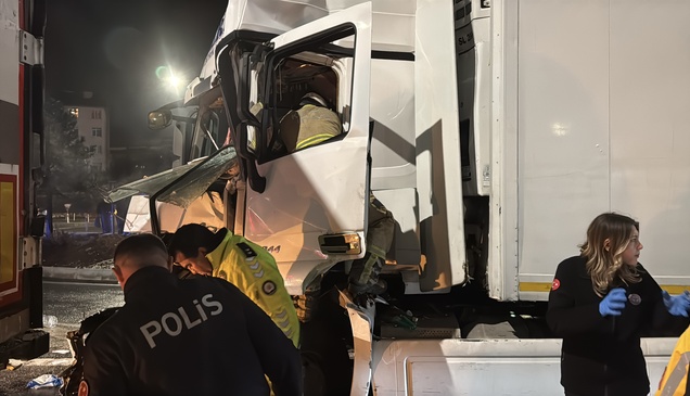 Kütahya'da kırmızı ışıkta bekleyen araca çarpan tır sürücüsü ağır yaralandı