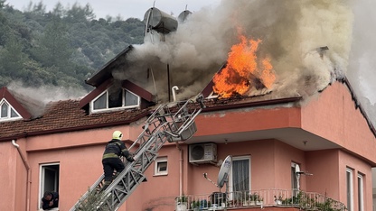 Fethiye'de çatı katında çıkan yangın hasara yol açtı