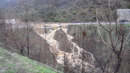 İzmir'de yağış nedeniyle çöken Ödemiş-Turgutlu yolu trafiğe kapatıldı