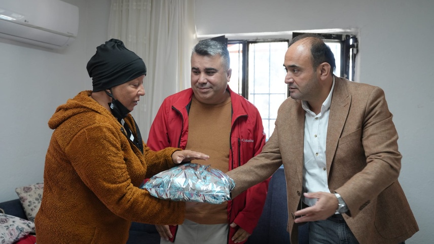 Muğla'da belediye başkanından kanser hastası kadına moral ziyareti