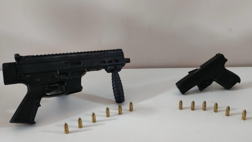 İzmir'de 2 kişiyi silahla yaralayarak 550 bin lirasını gasbeden 2 şüpheli tutuklandı