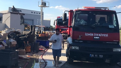 İzmir'de fabrikada başlayıp otluk alana sıçrayan yangın söndürüldü