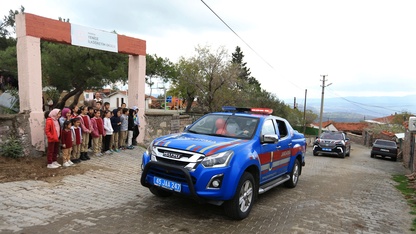 Manisa'da jandarmadan miniklere Cumhuriyet Bayramı sürprizi