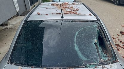Uşak'ta fırtına nedeniyle bazı evlerin çatıları uçtu, 2 araç hasar gördü