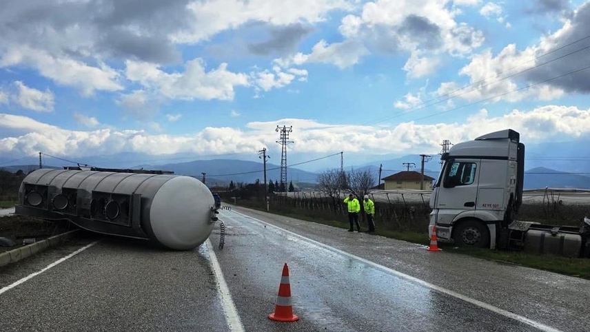 Sarıgöl'de devrilen tırın sürücüsü yaralandı