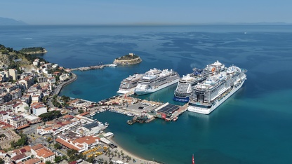 Kuşadası'na 4 kruvaziyerle 10 bin 800 turist geldi