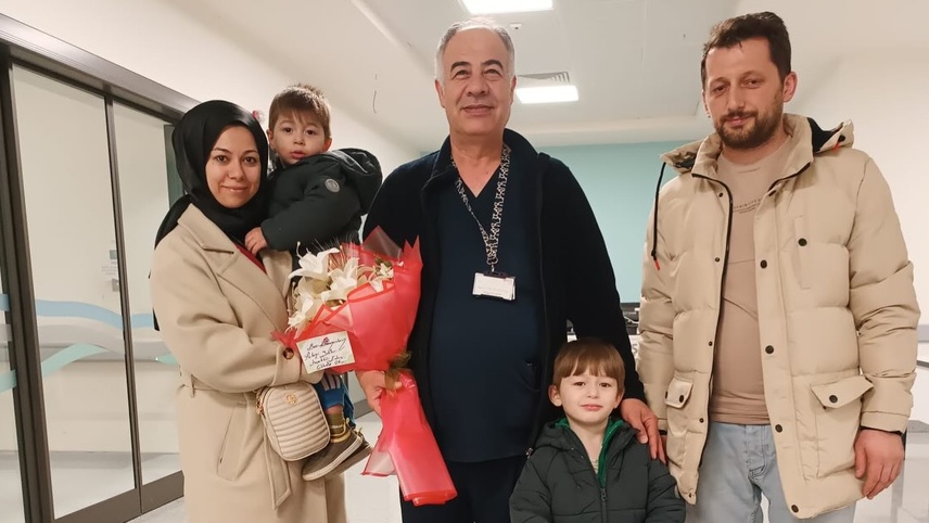 Sağlık personeli boğazına şeker takılan çocuğu Heimlich manevrasıyla kurtardı