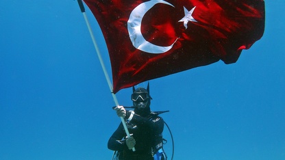 Fethiye'de dalgıçlar 19 Mayıs'ı deniz altında kutladı