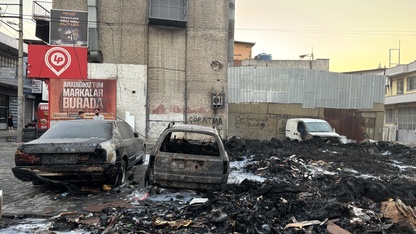 İzmir'de çöp biriktirilen alanda çıkan yangında 6 araç zarar gördü