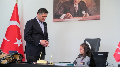 Aliağa Belediye Başkanı Acar koltuğunu 1. sınıf öğrencisine devretti