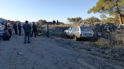 Manisa'da taş yığınına çarpan otomobilin sürücüsü öldü, eşi yaralandı