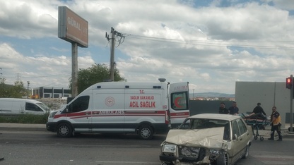 Afyonkarahisar'da iki otomobilin çarpıştığı kazada 4 kişi yaralandı 