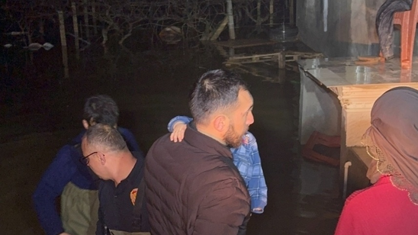 Manisa'da selde mahsur kalan 11 kişilik aile tahliye edildi