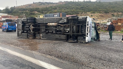 İzmir'de futbolcuları taşıyan midibüs devrildi, 4 sporcu yaralandı