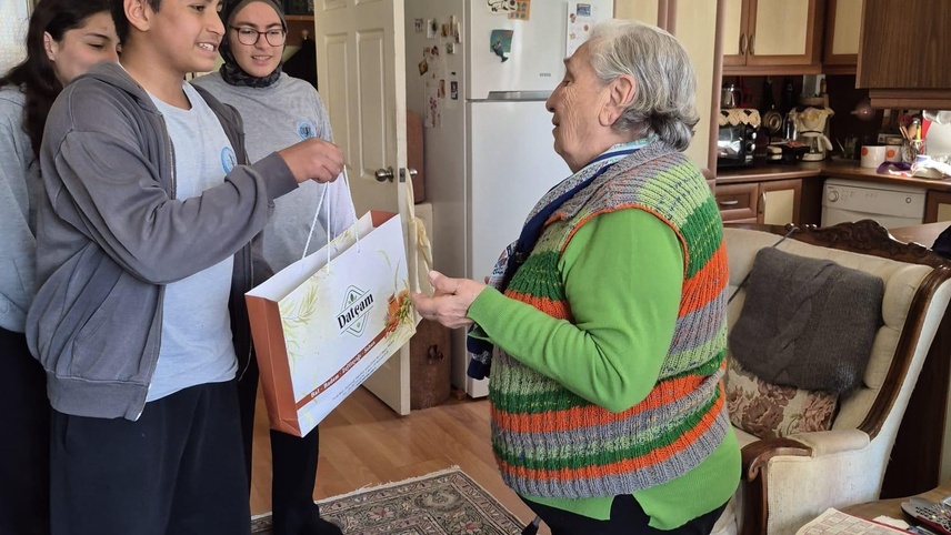 Muğla'da liselilerden emekli öğretmenlere vefa ziyareti