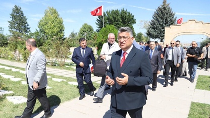 Kütahya Dumlupınar Üniversitesi Senatosu Dumlupınar Şehitliği’nde toplandı
