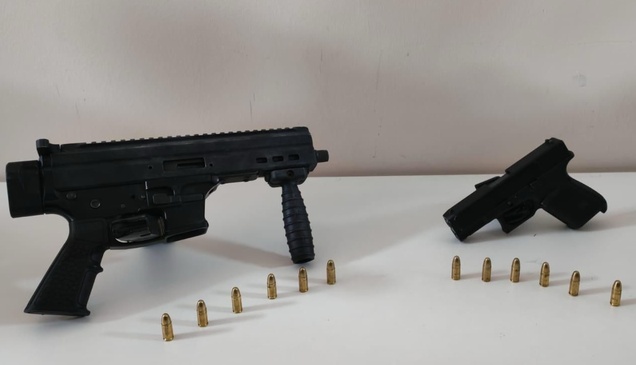 İzmir'de 2 kişiyi silahla yaralayarak 550 bin lirasını gasbeden 2 şüpheli tutuklandı