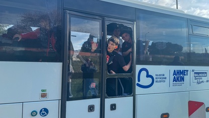 Uşak’ta Balıkesirspor taraftarlarını taşıyan otobüse taşlı saldırı