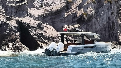 Bodrum'da arızalanıp kıyıya sürüklenen teknedeki 3 kişi kurtarıldı