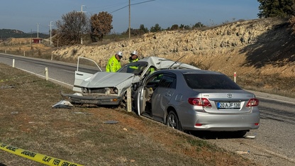 Uşak'ta iki otomobilin çarpıştığı kazada yaşlı çift öldü