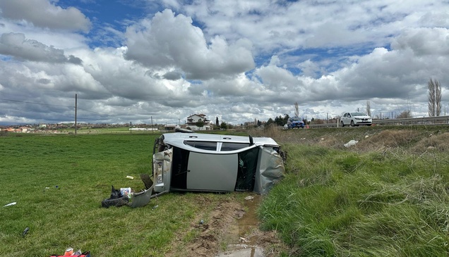 Uşak'ta tarlaya devrilen otomobildeki 4 kişi yaralandı