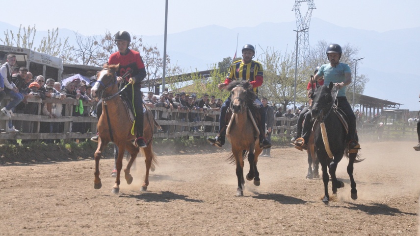Ödemiş'te rahvan at yarışları düzenlendi