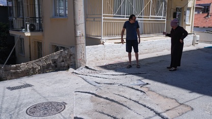 İzmir'de yolu bozulan mahalleli çareyi halıda buldu