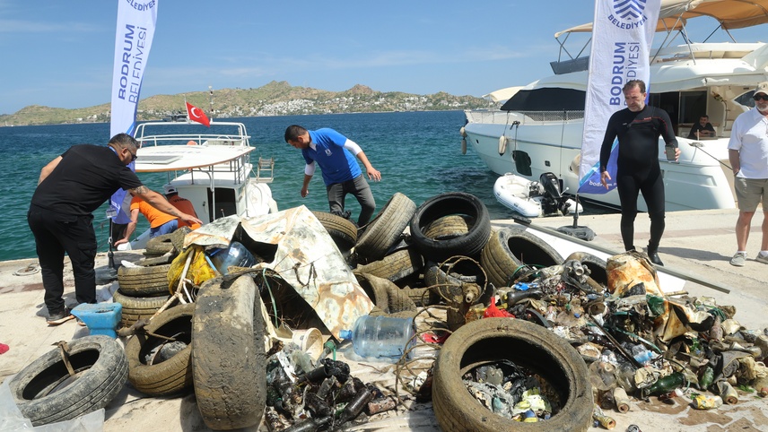 Bodrum'da dalgıçlar denizden yaklaşık 2 ton atık çıkardı