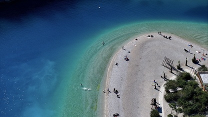 Muğla'da güneşli hava sahilleri hareketlendirdi