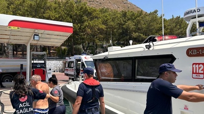 Muğla açıklarında teknede rahatsızlanan 2 kişi, Sahil Güvenlik ekiplerince tahliye edildi