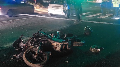 İzmir'de otomobille çarpışan motosikletteki 2 kişi yaralandı