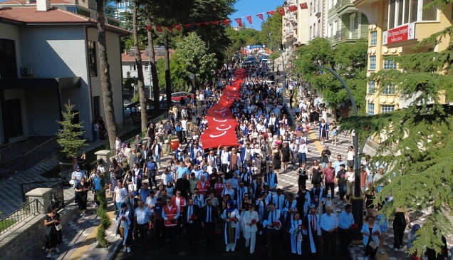 Demirci'de üniversiteliler Türk bayrağıyla mezuniyet yürüyüşü yaptı