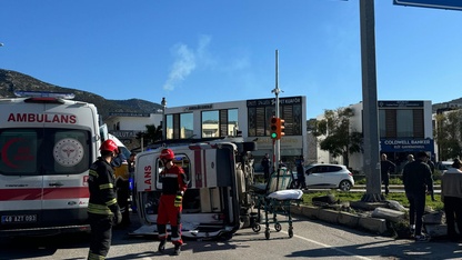 Bodrum'da hasta taşıyan ambulansın devrilmesi sonucu 4 kişi yaralandı