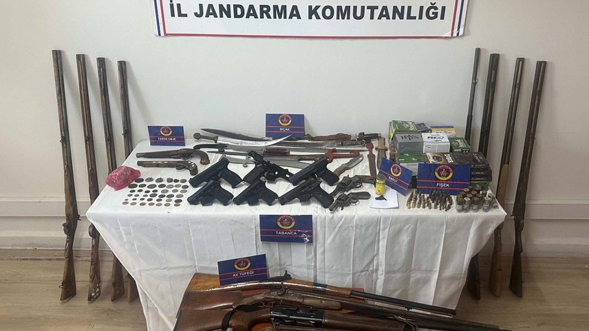 Manisa'da evinde çok sayıda silah ele geçirilen şüpheli yakalandı