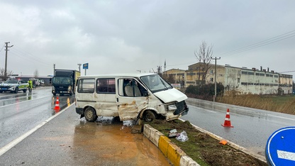 Uşak'ta refüje çarpan panelvandaki 1 kişi yaralandı