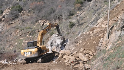 Ödemiş'te heyelan nedeniyle mahalle yolu ulaşıma kapandı