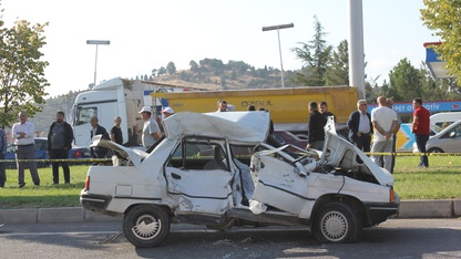 Kütahya'da işçi servisiyle çarpışan otomobilin sürücüsü öldü