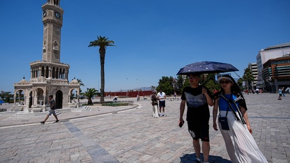 İzmir'de sıcak hava "fön" rüzgarı etkisiyle daha da bunaltıcı oldu