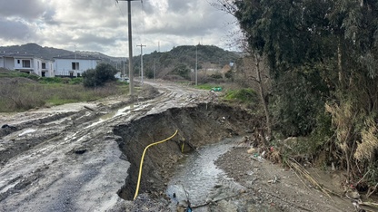 Söke'de bir kısmı çöken yol ulaşıma kapatıldı