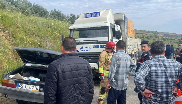 Manisa'da kamyonla çarpışan otomobildeki 1 kişi öldü, 1 kişi yaralandı