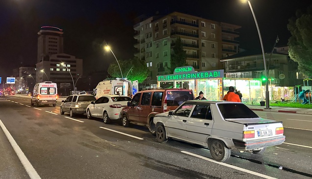 Uşak'ta zincirleme trafik kazasında 6 kişi yaralandı