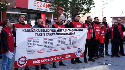 Maaşlarının düzenli yatırılmasını isteyen Karşıyaka Belediyesi işçilerinden protesto