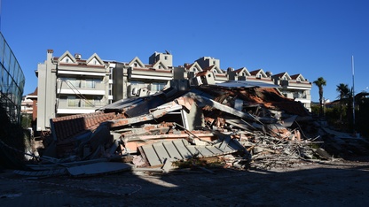 Marmaris'te güçlendirme çalışması yapılan apart otelin bir bloğu çöktü