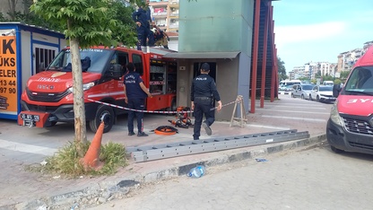 Manisa'da asansör ile koruma demirleri arasında sıkışan genç hayatını kaybetti