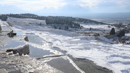 Pamukkale'nin beyaz travertenleri karla kaplandı