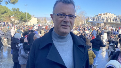 Manisa'da çocuklar kamyonlarla getirilen karda eğlendi