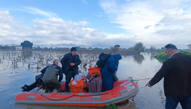 Manisa'da taşkında mahsur kalan 10 kişilik aile tahliye edildi