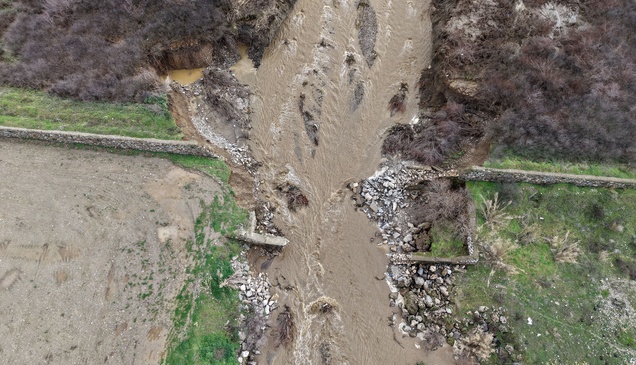 Manisa'da sağanak nedeniyle taşkın kontrol tesisi yıkıldı