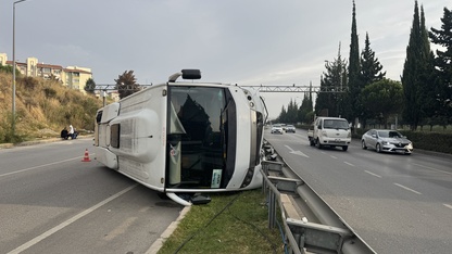 İzmir'de devrilen midibüsteki 5 kişi yaralandı